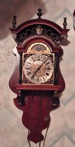 Antieke wandklok met gedetailleerd uurwerk, Ophalen of Verzenden