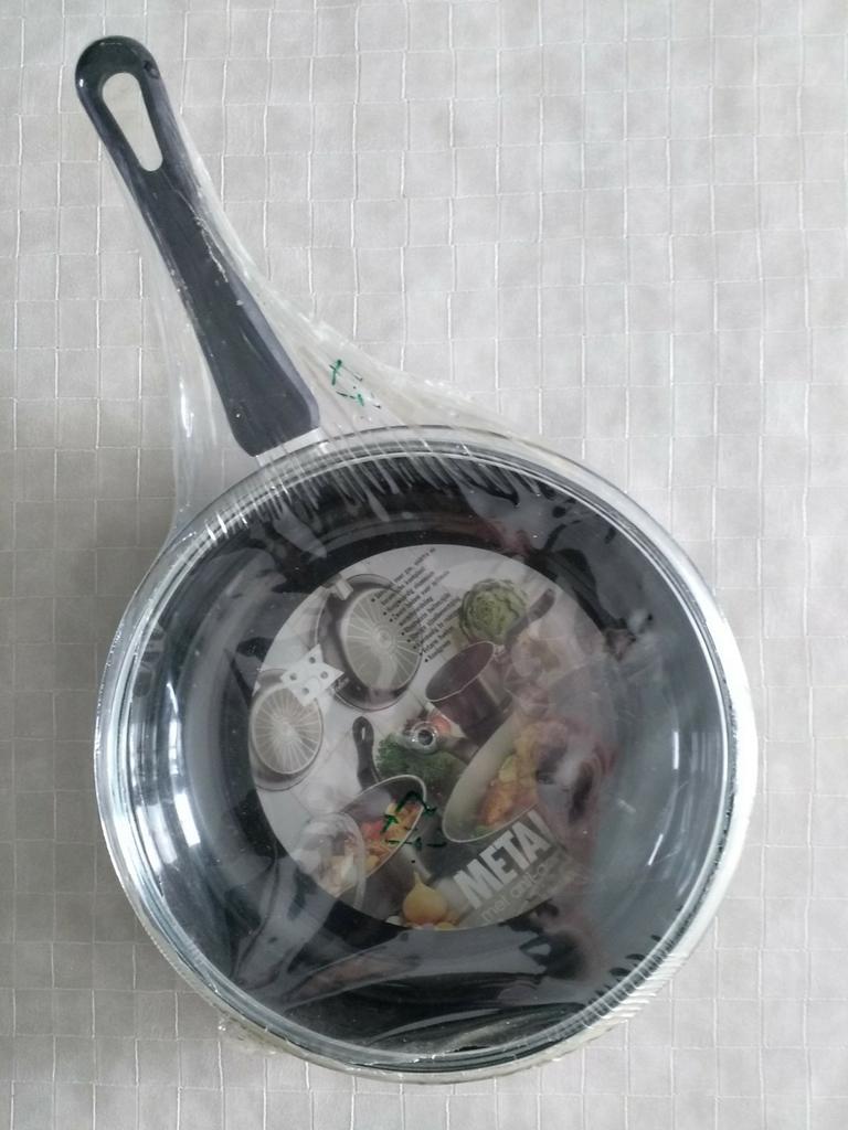 Hapjespan merk BK. Doorsnee 24cm. Ook voor gas en electra ., Huis en Inrichting, Keuken | Potten en Pannen, Ophalen, Keramische plaat