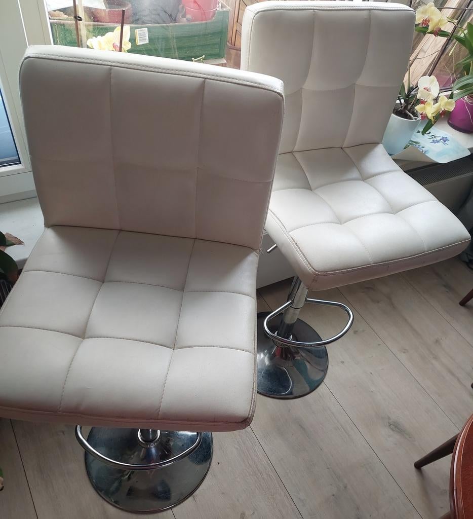 Twee witte barkrukken, Huis en Inrichting, Barkrukken, Gebruikt, In hoogte verstelbaar, 60 tot 90 cm, Ophalen of Verzenden