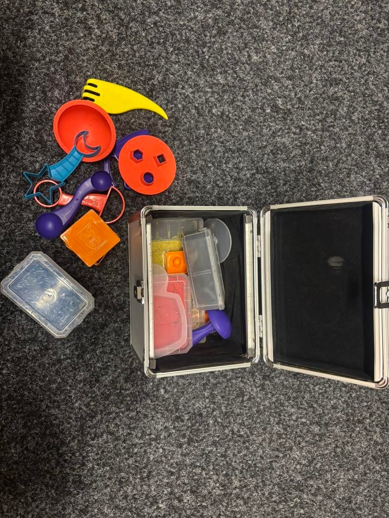 Nieuwstaat Kenetic magnetisch zand plus materialen, Ophalen of Verzenden, Zo goed als nieuw