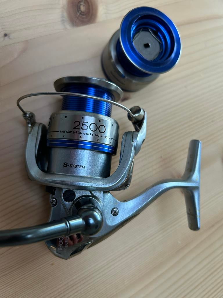 Shimano Technium 2500FB met extra spoel, Ophalen of Verzenden, Gebruikt, Molen