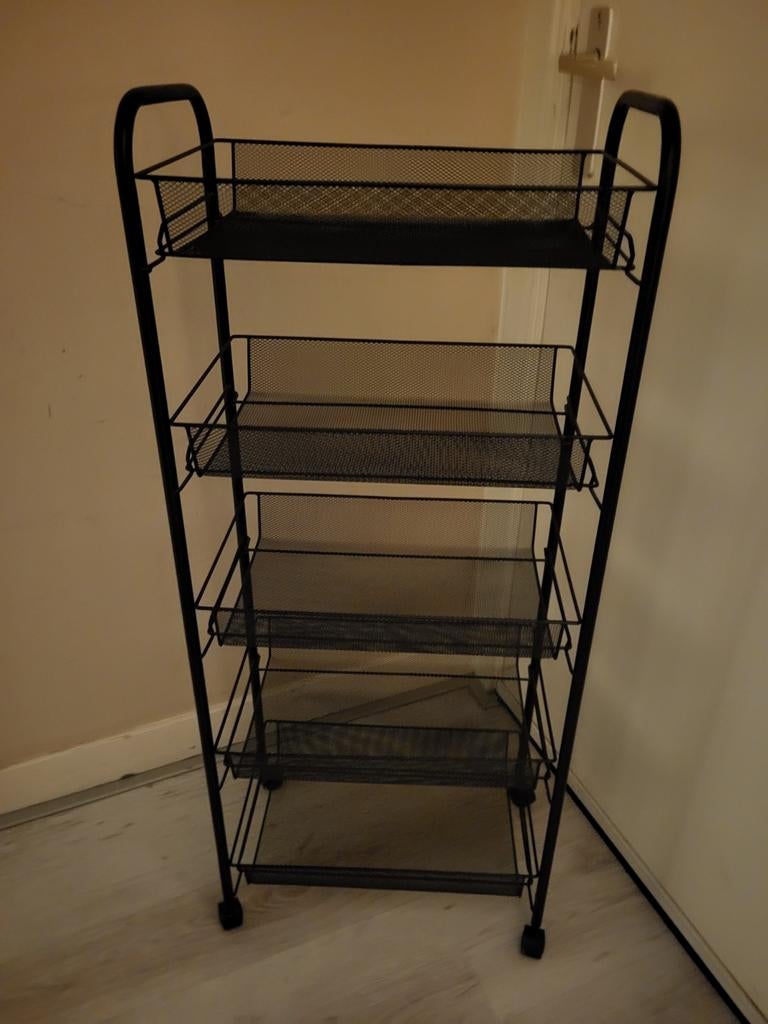 Zwart rek met manden  rijdt op wielen, Ophalen