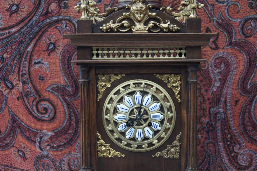 Tafelklok met bronzen ornamenten, Ophalen of Verzenden