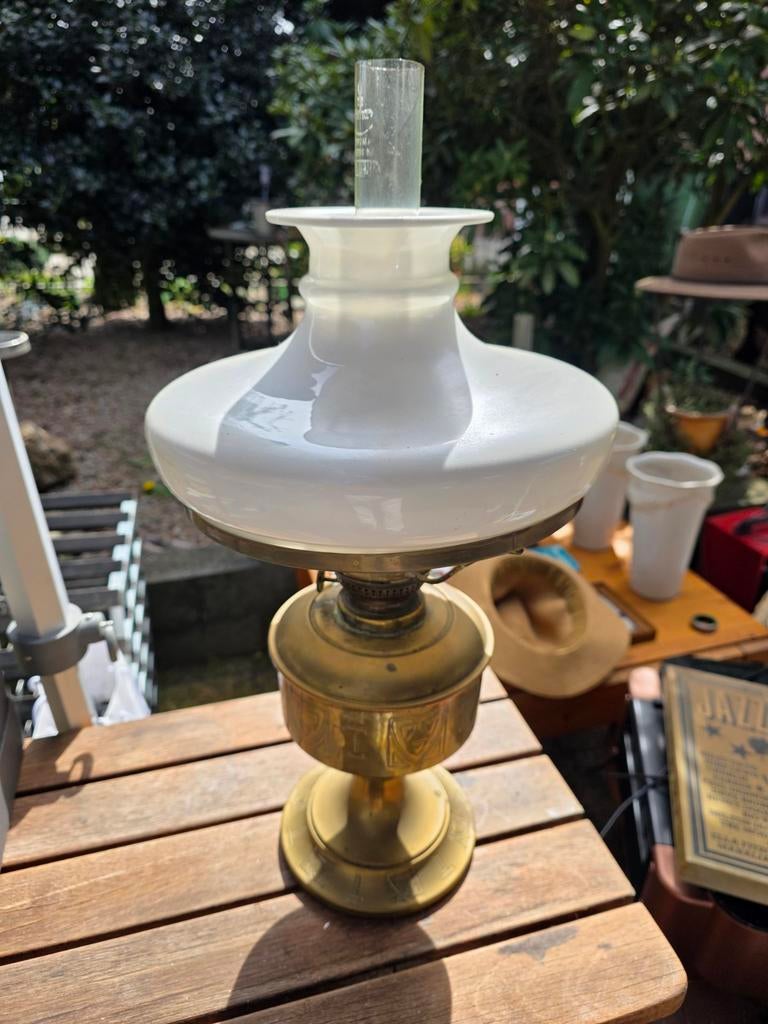 Oude olielamp met witte kap, Ophalen of Verzenden