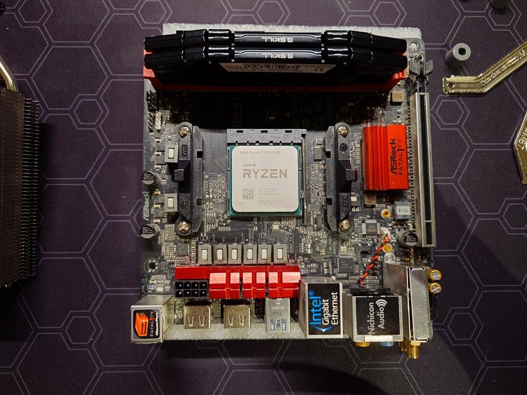 Ryzen 7 5700X3D + 32GB RAM + moederbord (itx) upgrade set, Computers en Software, Processors, Gebruikt, 8-core, 4 Ghz of meer