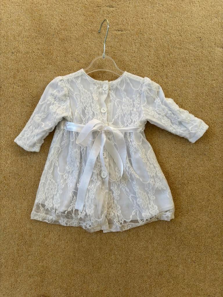 Witte Doopjurk Broderie met Satijnen Band Maat 62 Lange Mouw, Kinderen en Baby's, Babykleding | Maat 62, Zo goed als nieuw, Meisje