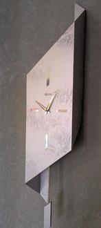 Hermle 70934 moderne wandklok aluminium met slinger - nieuw, Huis en Inrichting, Woonaccessoires | Klokken, Ophalen of Verzenden