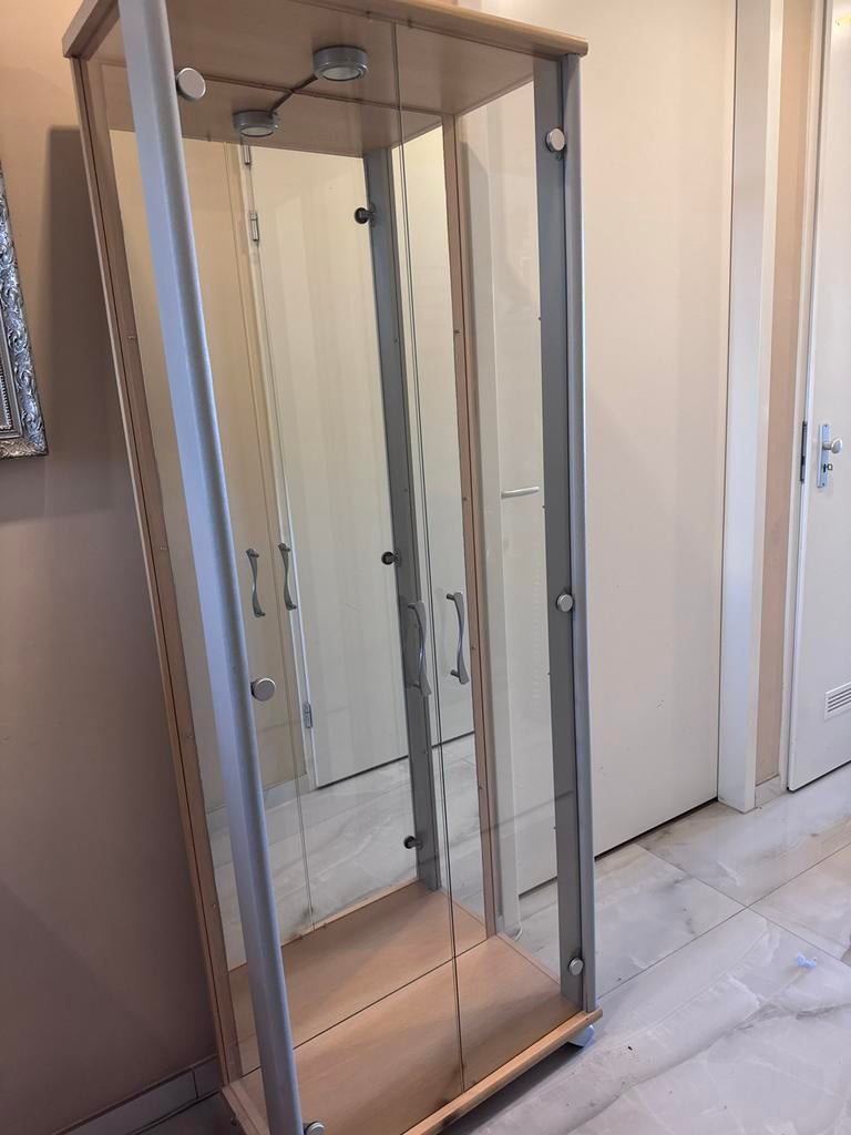 Vitrinekast met glazen wanden en houten details, Huis en Inrichting, Kasten | Vitrinekasten, Gebruikt, Glas, 150 tot 200 cm, 25 tot 50 cm