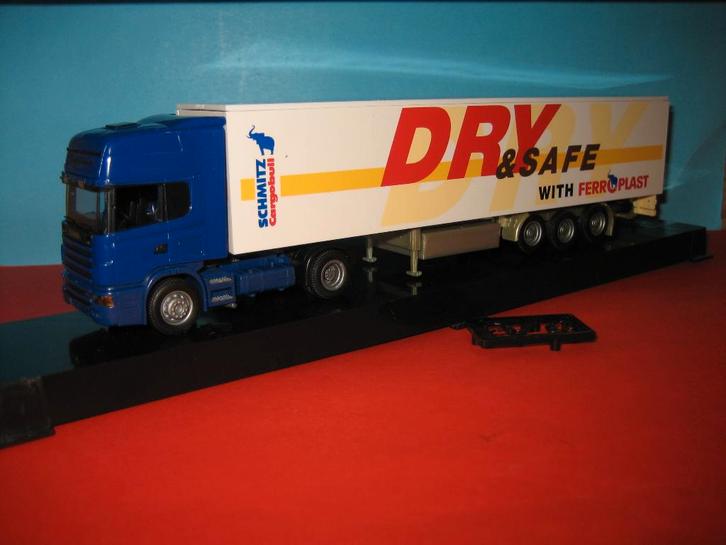 Schmitz  Dry-Safe  SCANIA 144  in PC-vitrine  AWM, Hobby en Vrije tijd, Modelauto's | 1:87, Nieuw, Bus of Vrachtwagen, AWM, Ophalen of Verzenden
