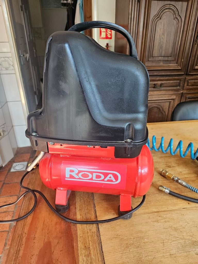 Compressorset: Roda compressor, Eminence luchtpistool, Hazet, Ophalen, 6 tot 10 bar, Zo goed als nieuw, Minder dan 200 liter/min