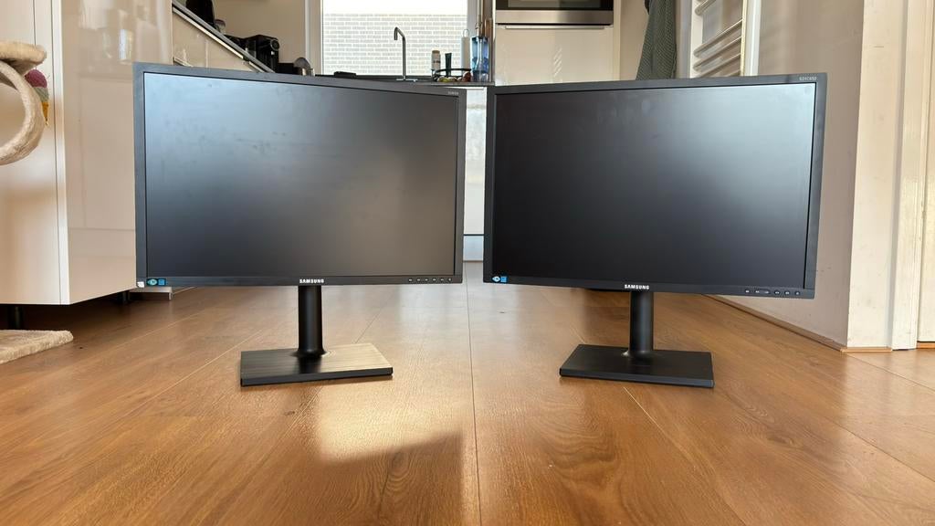 Monitor set, Computers en Software, Monitoren, Gebruikt, 3 tot 5 ms, Full HD, In hoogte verstelbaar