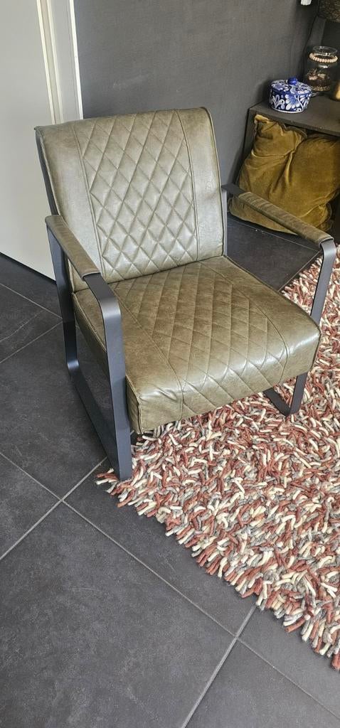 Stijlvolle fauteuil met metalen frame, Huis en Inrichting, Fauteuils, Gebruikt, Leer, Metaal, 50 tot 75 cm, 75 tot 100 cm, Ophalen