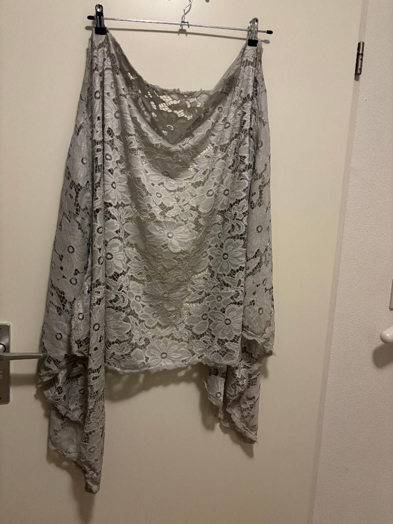 Shawls sjaal lichtgrijs kant, Shawls, Maat 46/48 (XL) of groter, Ophalen of Verzenden, Zo goed als nieuw