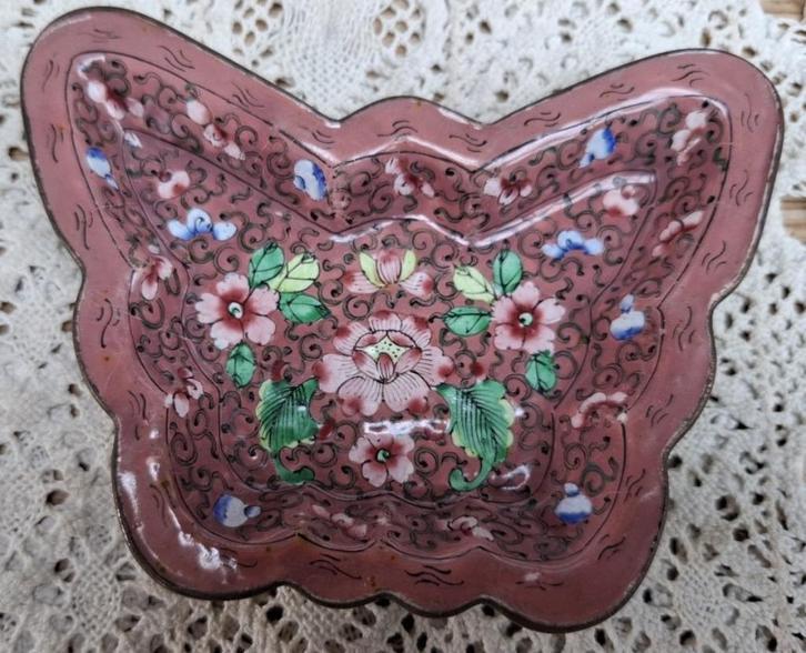 Chinees Canton koper met roze emaille vlinder schaaltje, Antiek en Kunst, Ophalen of Verzenden