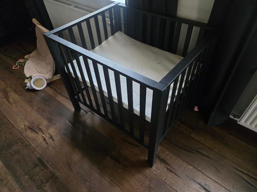 Zwarte Box met Matras 80x100 cm, Kinderen en Baby's, Boxen, Ophalen, Zo goed als nieuw, Vierkant