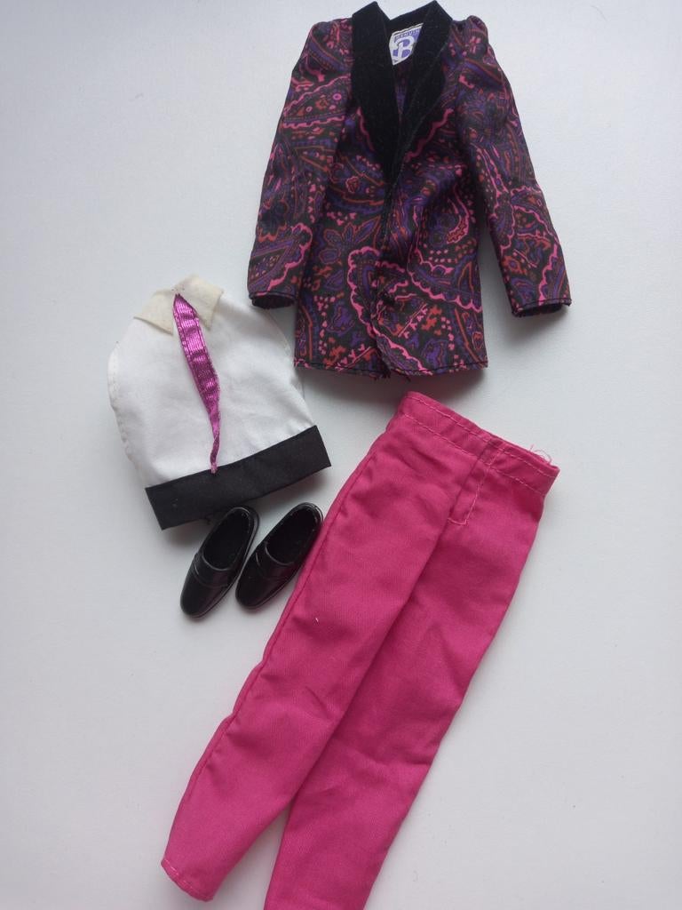 Vintage Barbie Ken dinner date Fashion 1990., Verzamelen, Poppen, Verzenden, Zo goed als nieuw, Kleertjes