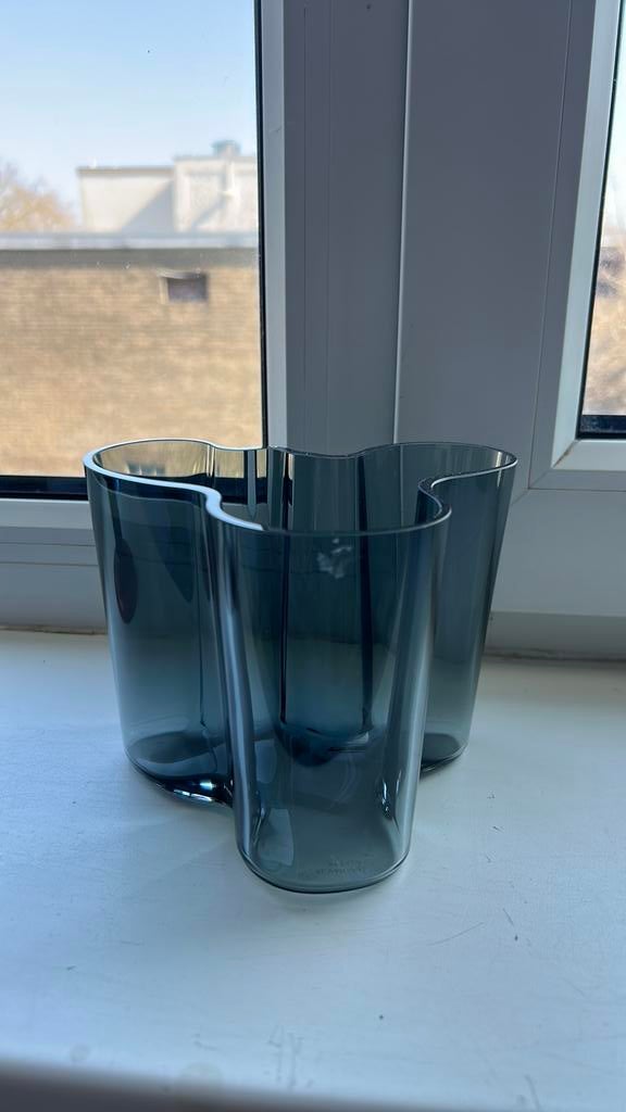 Iittala Alvar Aalto donkergrijze vaas 12cm chipje eraf, Ophalen of Verzenden, Gebruikt, Overige kleuren, Minder dan 50 cm