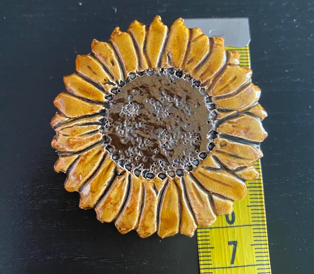 Zonnebloembroche keramiek, Sieraden, Tassen en Uiterlijk, Broches, 10 cm of meer, Overige materialen, Overige kleuren, Ophalen of Verzenden