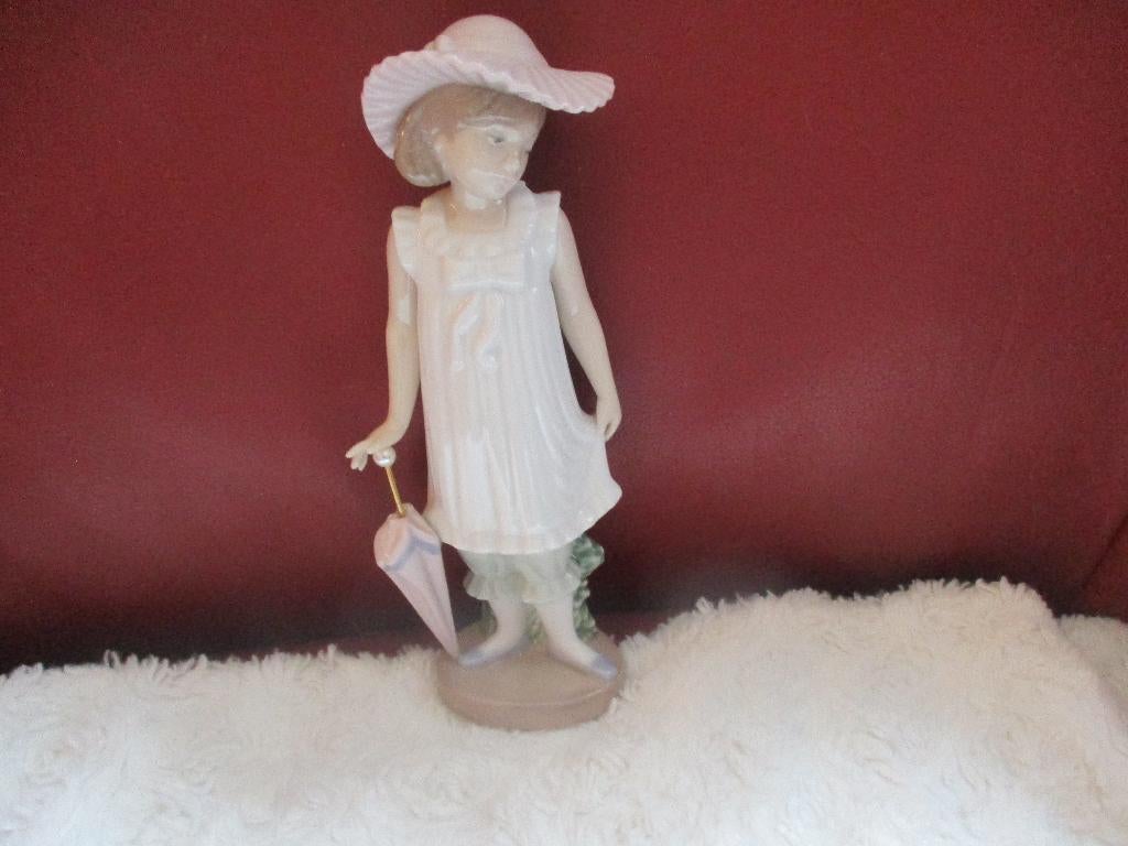 beeld Nao lladro April Showers, Verzamelen, Beelden en Beeldjes, Ophalen of Verzenden, Zo goed als nieuw, Mens
