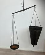 Antieke weegschaal met trechter en schaal, Ophalen
