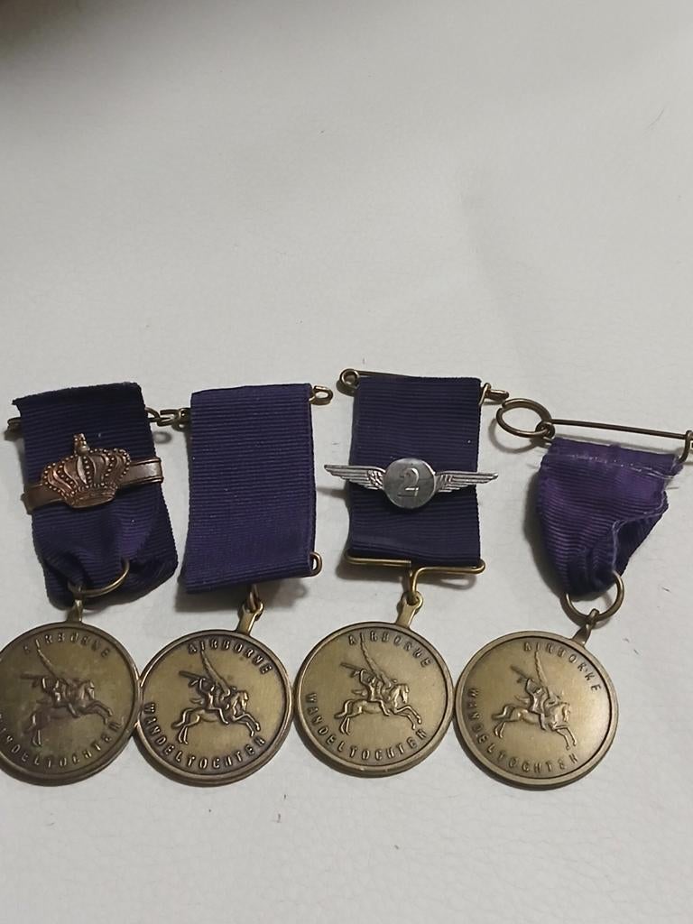 ALLEEN OPHALEN/vier medailles van de Airborne Wandeltocht,, Ophalen, Overige materialen