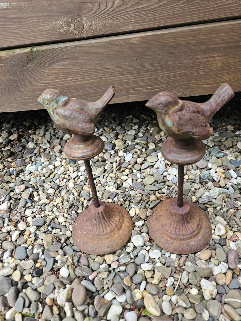 Set van 2 gietijzeren vogelbeeldjes op voet, Tuin en Terras, Tuinbeelden, Ophalen of Verzenden, Gebruikt, Metaal, Dierenbeeld