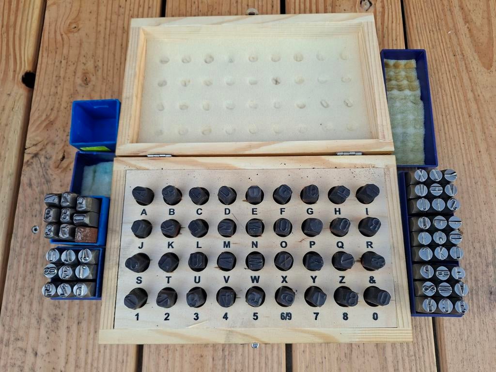 Slagletters en slagcijfers set - zo goed als nieuw, Doe-het-zelf en Verbouw, Gereedschap | Handgereedschap, Zo goed als nieuw