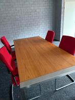 Houten tafel comfortabele rode stoelen, Huis en Inrichting, Tafels | Eettafels, Ophalen, Gebruikt, 50 tot 100 cm, Vijf personen of meer