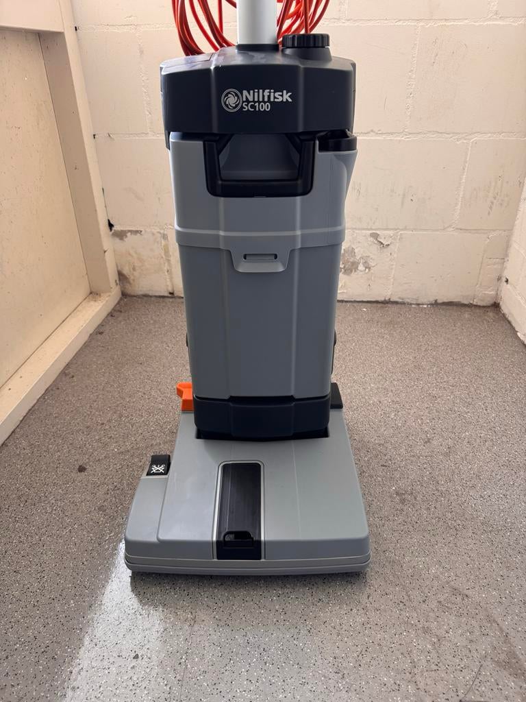 Nilfisk Schrobzuigmachine SC 100, Ophalen, Zo goed als nieuw, Schrobmachine