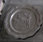 Tinnen bord en tinnen lepel met tafereel, Ophalen