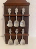 Bord met lepeljes, Ophalen