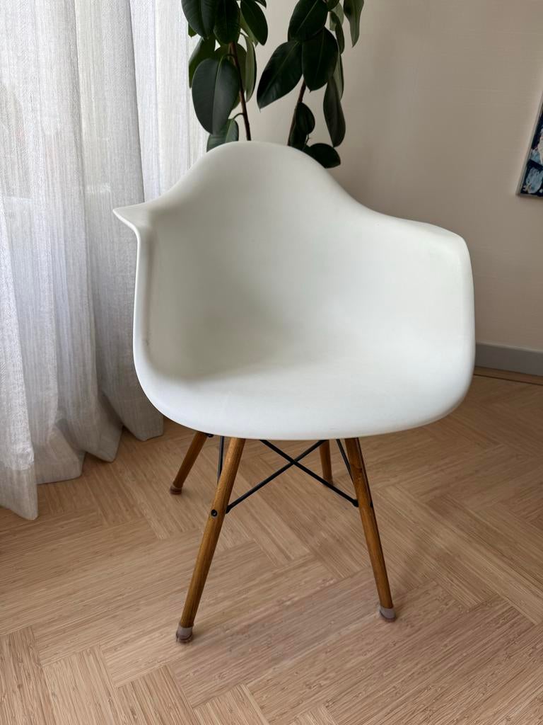 Witte design eetkamerstoelen met donker houten poten, Huis en Inrichting, Stoelen, Gebruikt, Drie, Wit, Ophalen of Verzenden