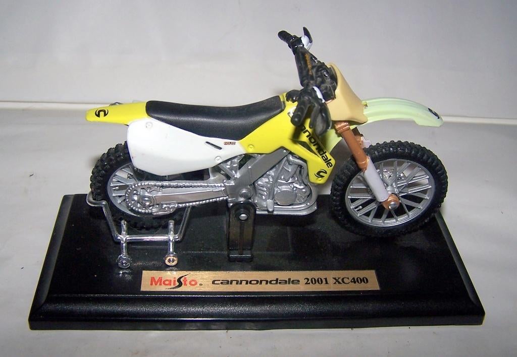 Maisto Cannondale 2001 XC400. Op staander. 1/18. Nieuw., Ophalen of Verzenden, Nieuw, Motor, Maisto