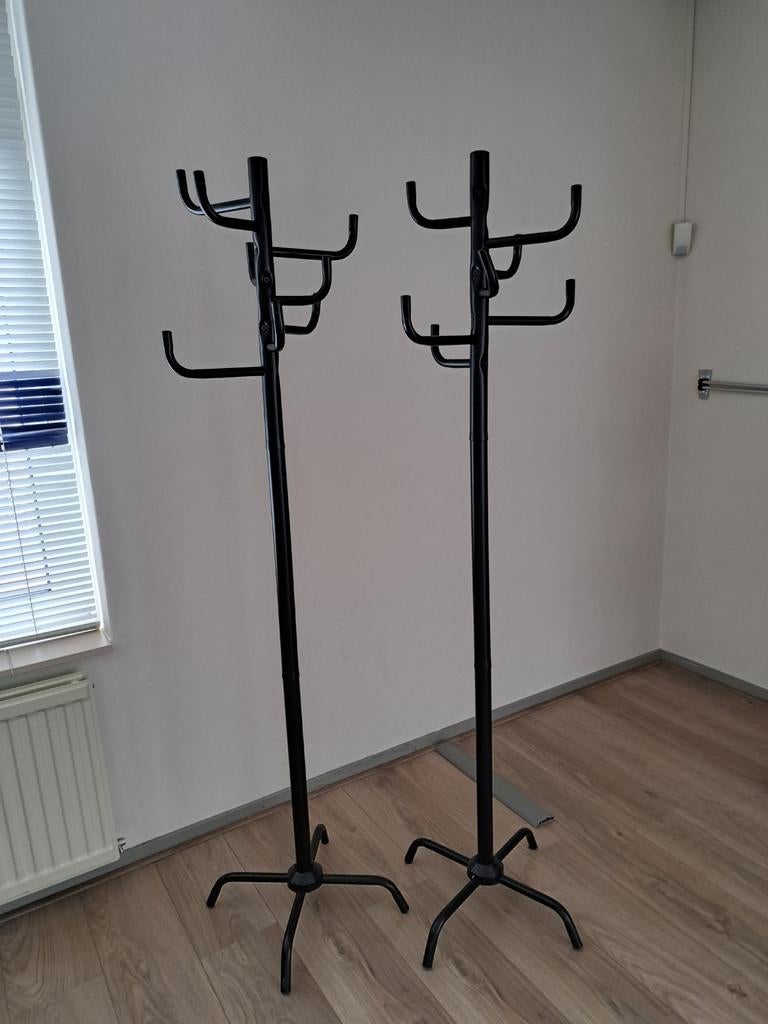 Twee zwarte staande kapstokken, Ophalen of Verzenden