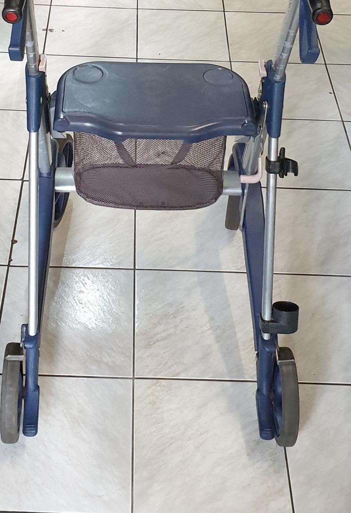 Goede werkende rolator inklapbaar verstelbaar van het merk, Ophalen of Verzenden, Zo goed als nieuw