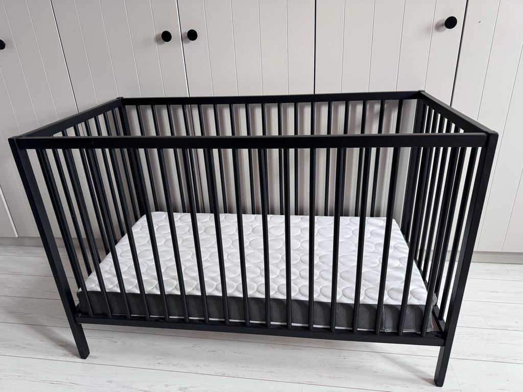 Puck peuterbed / ledikant zwart beuken met matras 60x120, Ophalen, Gebruikt, Ledikant