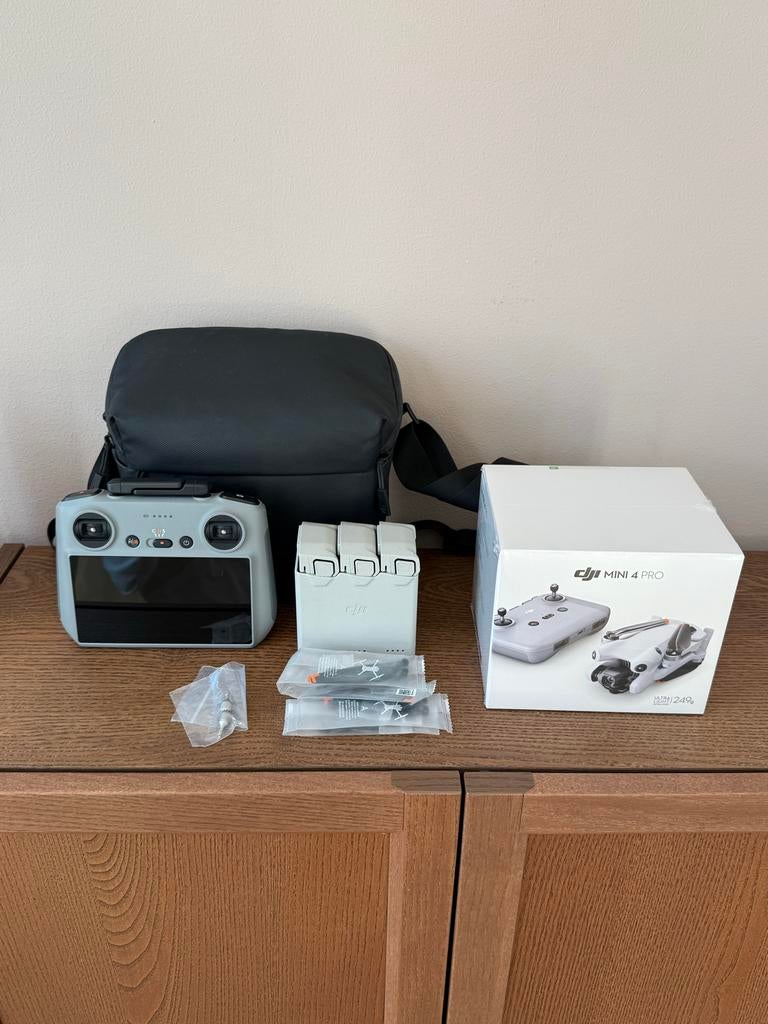 NEW DJI Mini 4 Pro Fly More Combo met RC 2 Controller, 30 tot 45 minuten, Cameradrone, Extra accu('s), Nieuw