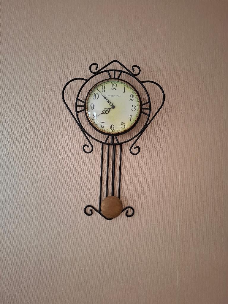 leuke metalen klok inclusief frame, Ophalen of Verzenden, Gebruikt, Analoog, Wandklok