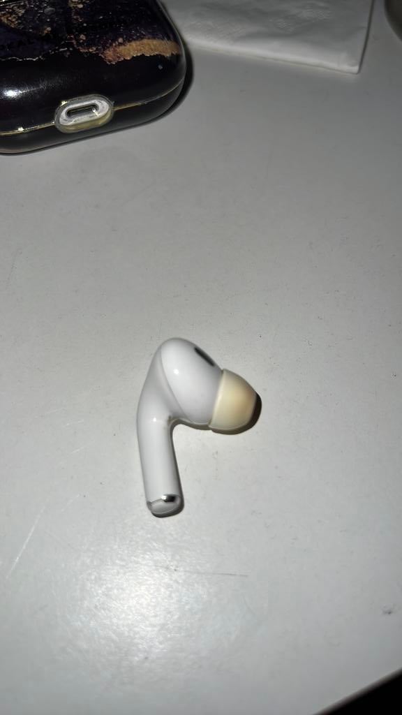 Linker AirPod Pro 2 defect – laadt wel / geen geluid, Telecommunicatie, Mobiele telefoons | Oordopjes, In gehoorgang (in-ear)