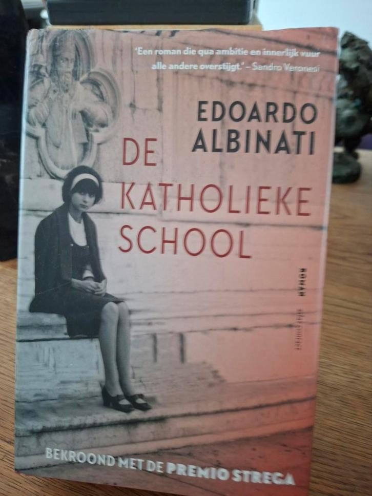 Edoardo Albinati - De katholieke school, Boeken, Literatuur, Zo goed als nieuw, Verzenden