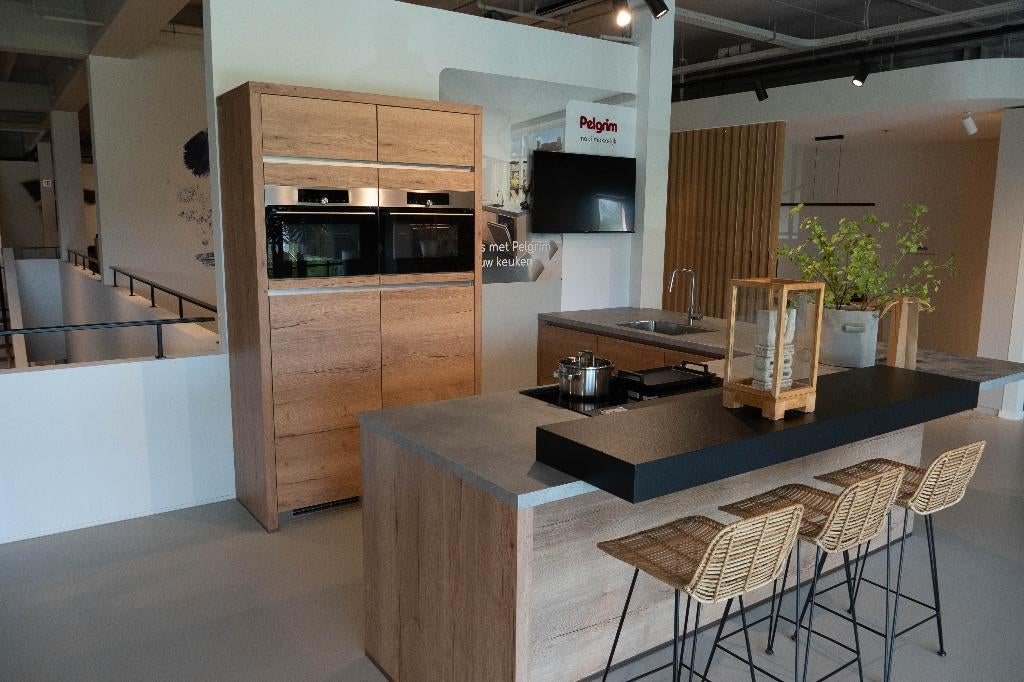 Showroom keuken met bar, Ophalen, Bruin, Hoekkeuken, Nieuw