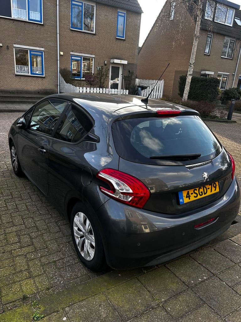 Peugeot 208 1.2 VTI 60KW/82PK 3-D 2013 Grijs, Auto's, Peugeot, Voorwielaandrijving, 31 €/maand, Origineel Nederlands, Handgeschakeld