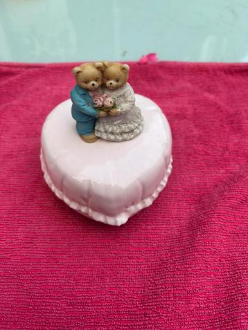 Muziekdoos met 2 beertjes, draait rond, hartvorm, bruidspaar beschikbaar voor biedingen