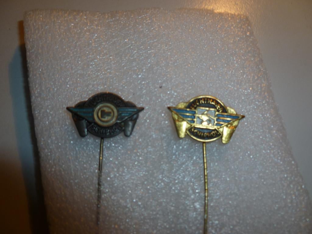 3 Bewerkte Schiphol speldjes.2 x metaal dik & dun1 koper dun, Verzamelen, Speldjes, Pins en Buttons, Ophalen of Verzenden, Zo goed als nieuw