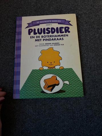 Pluisdier en de boterhammen met pindakaas beschikbaar voor biedingen