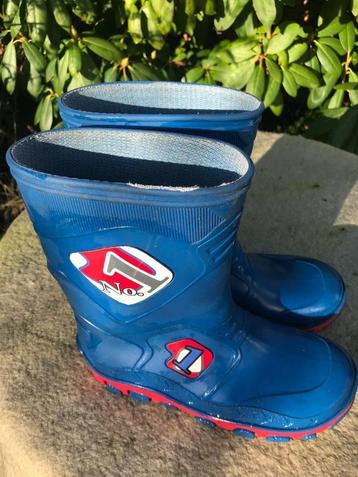 Kinderlaarsjes op camping of thuis in regen blauw rood cool beschikbaar voor biedingen