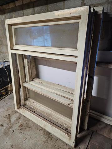 Hardhouten kozijnen met kiep bovenlicht  beschikbaar voor biedingen