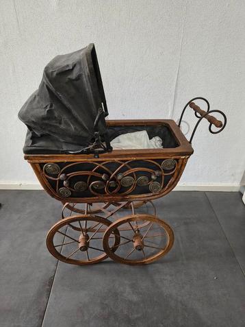 Antieke Poppenwagen beschikbaar voor biedingen