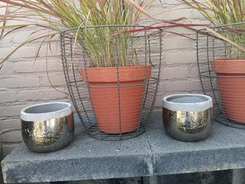 2 mooie zilvergrijze bloempotten mat/ glanzend  beschikbaar voor biedingen