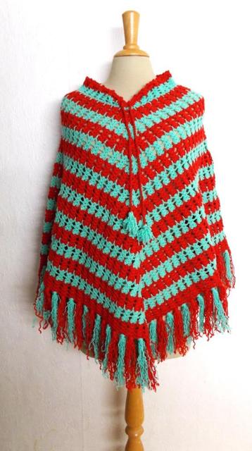 Handgemaakte groen/rode vrolijk poncho/omslagdoek beschikbaar voor biedingen